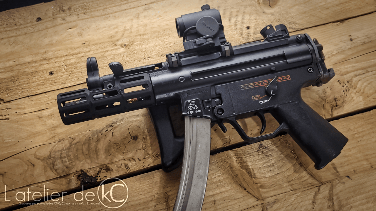 mp5k pdw AEG custom avec Mlok long handguard aimpont T1 et chargerur chromé