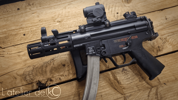 mp5k pdw AEG custom avec Mlok long handguard aimpont T1 et chargerur chromé
